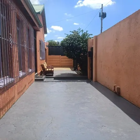 Guest Room And Apartment Johannesburg Exterior photo